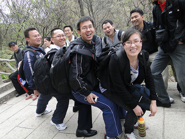2011.04.30黄山之旅(一人需要，众人相助）V.jpg