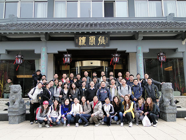 2011。04。30黄山之旅（晨拍——晨起的我们，个个张大嘴巴，原来心里想着“俺要吃”V.jpg